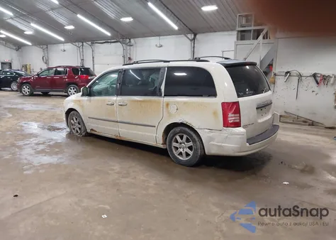 2010 Chrysler Town & Country Touring z USA, uszkodzony, nr VIN 2A4RR5D15AR113781